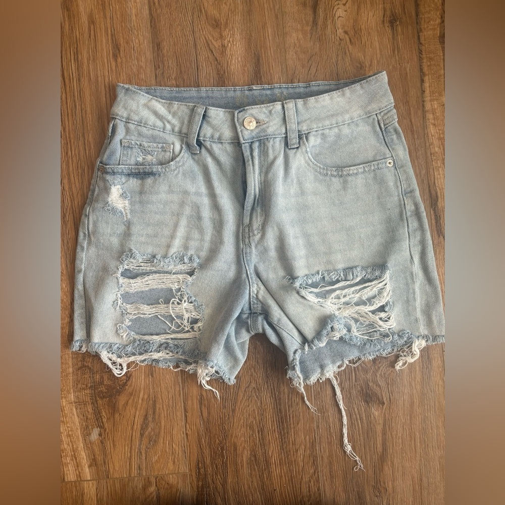 Size 7 / 28 Light Wash Ripped Denim Shorts